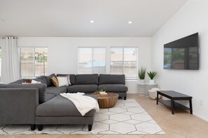 Smart TV, chimenea, videojuegos y futbolito 