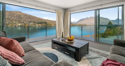 LAKEFRONT PENTHOUSE APARTMENT WITH 270-DEGREE VIEW