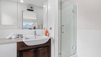 Apartment | Badezimmer | Duschwanne, Haartrockner, Handtücher