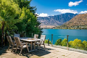 Apartment | Terrace/patio - LAKE FRONT 3-BEDROOM APARTMENT WITH LAKE ACCESS (Queenstown)