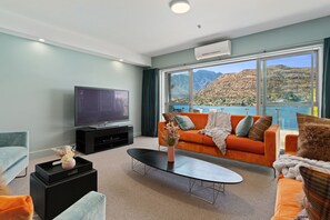 Apartment | Living area | Smart TV, Netflix, streaming services - LAKE FRONT 3-BEDROOM APARTMENT WITH LAKE ACCESS (Queenstown)