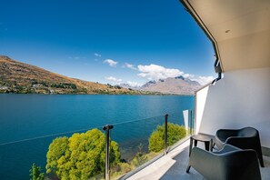 View from property - LAKE FRONT 3-BEDROOM APARTMENT WITH LAKE ACCESS (Queenstown)