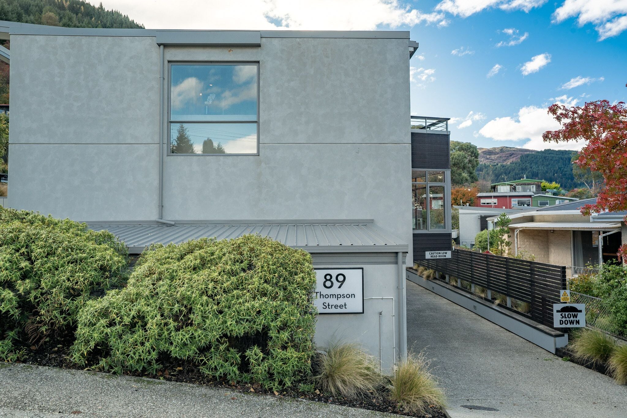 En modern byggnad med en skylt som visar adressen "89 Thompson Street".