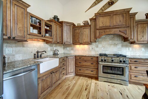 Charming Cabin with Hot Tub & Stunning Views