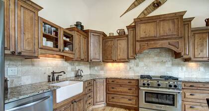 Charming Cabin with Hot Tub & Stunning Views