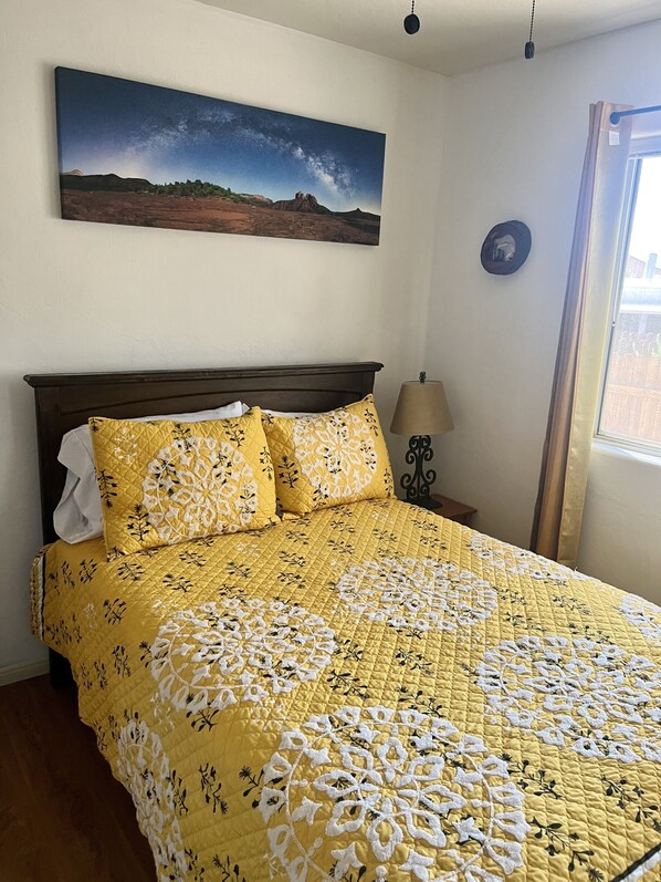 2 slaapkamers, een bureau, wifi, beddengoed