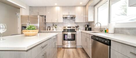 Kühlschrank, Mikrowelle, Ofen, Herdplatte