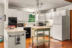 Kühlschrank, Mikrowelle, Ofen, Wasserkocher mit Kaffee-/Teezubehör