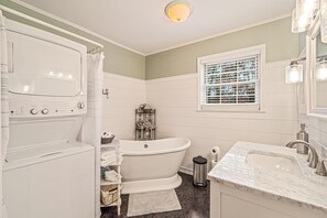Hair dryer, towels, soap, toilet paper - Wooded Writer's Retreat (Chattanooga Valley)