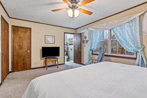3 bedrooms, desk, iron/ironing board, free WiFi - Wooded Writer's Retreat (Chattanooga Valley)
