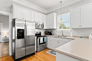 Réfrigérateur, four à micro-ondes, un four, surface de cuisson