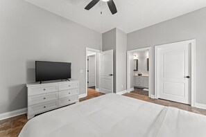4 chambres, bureau, fer et planche à repasser, lit de bébé portatif
