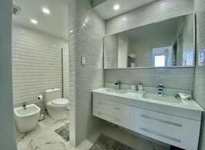 Apartamento estándar | Baño | Ducha y toallas