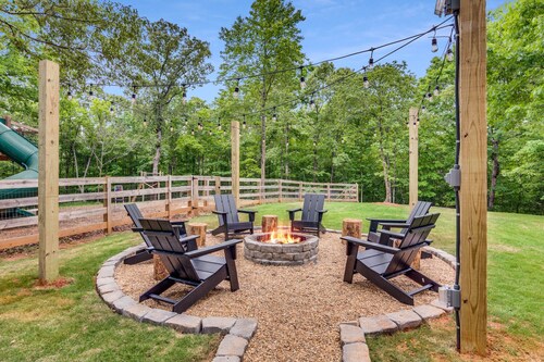 WOW!! Family Friendly Getaway:Hot Tub, Fire Pit, Nature, Wine & Weddings