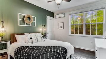 4 habitaciones, escritorio y tabla de planchar con plancha