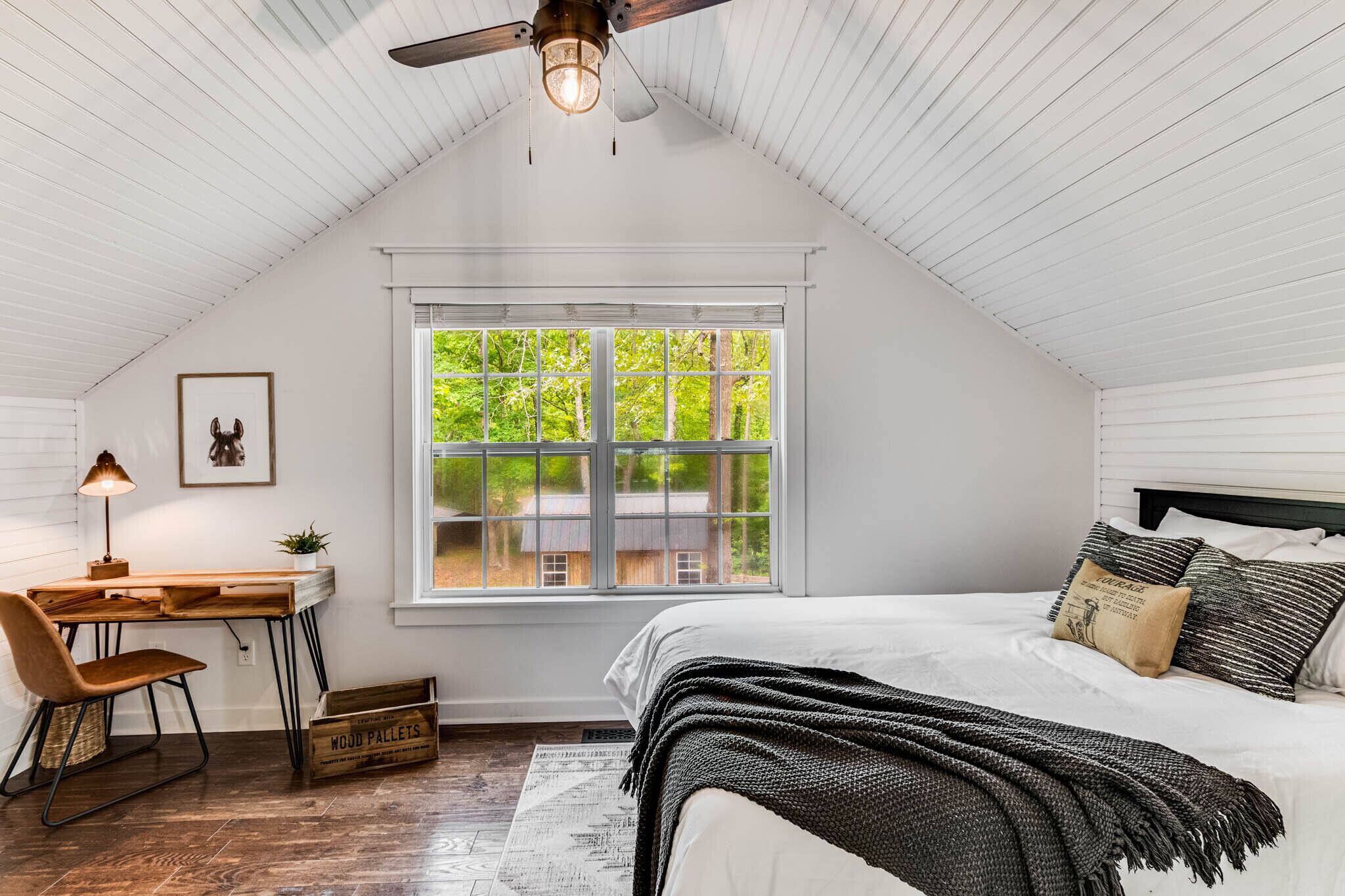 4 habitaciones, escritorio y tabla de planchar con plancha 