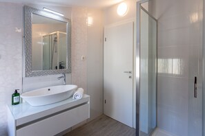 Ensemble baignoire-douche, séchoir à cheveux, serviettes fournies