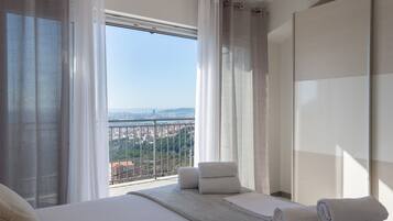 7 slaapkamers, een bureau, een strijkplank/strijkijzer, reisbedje