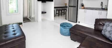 Classic Apartment | Private kitchen | Toaster, cookware/dishes/utensils