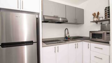 Classic Apartment | Private kitchen | Toaster, cookware/dishes/utensils