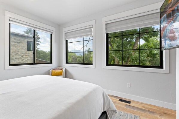1 chambre, bureau, fer et planche à repasser, lit de bébé portatif