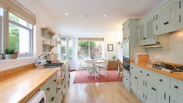 Kühlschrank, Mikrowelle, Ofen, Geschirrspüler