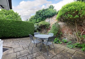 Outdoor dining - Two bed period cottage in Gullane sleeping up to 4 guests. (Gullane)