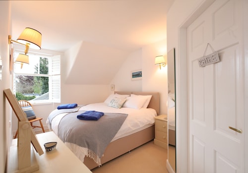 Two bed period cottage in Gullane sleeping up to 4 guests.