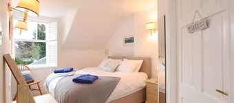 Two bed period cottage in Gullane sleeping up to 4 guests.