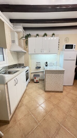 Een koelkast, een microgolfoven, een oven