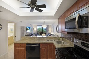 Geladeira, micro-ondas, fogão, cooktop