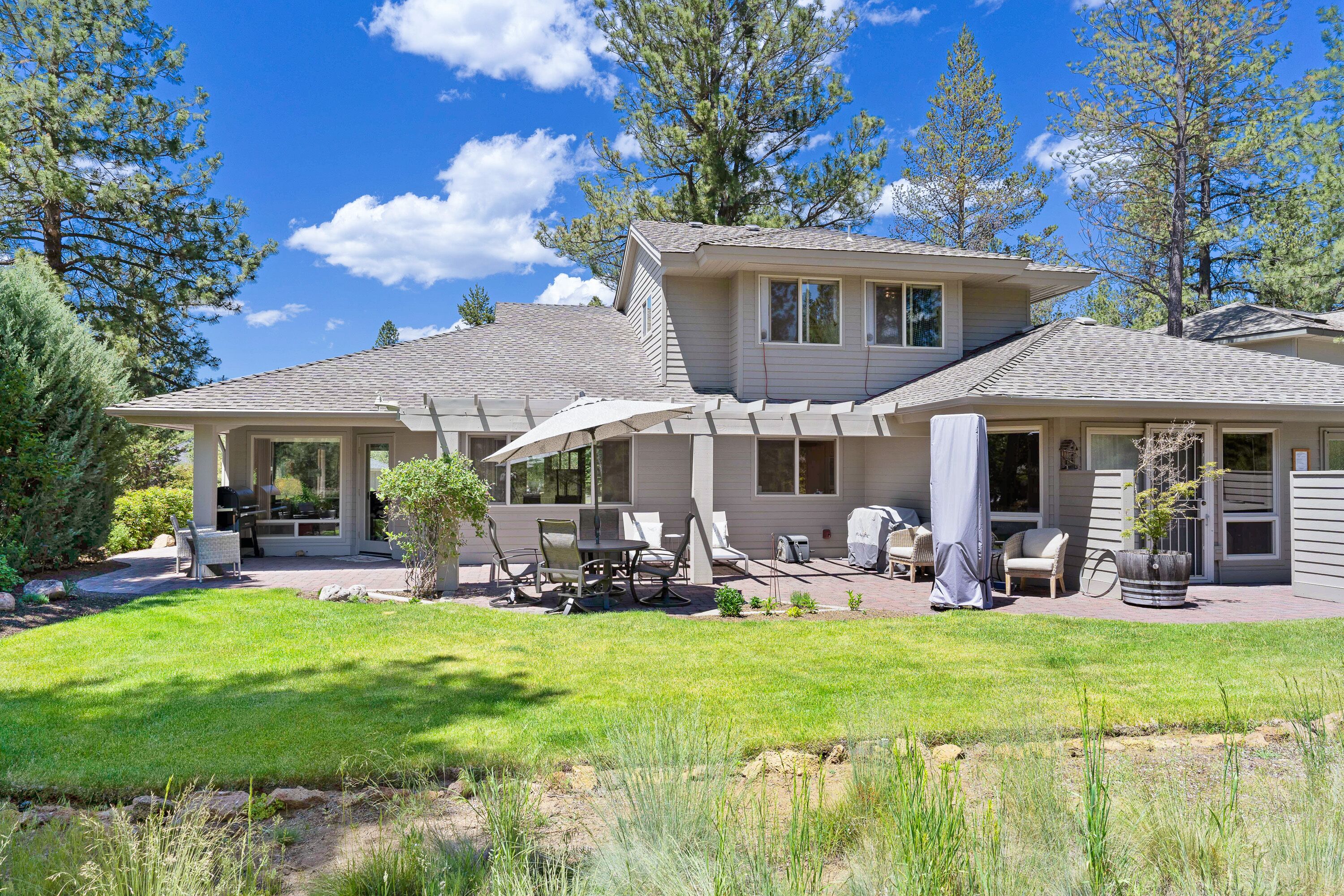 Gorgeous! Hot Tub, Peaceful Yard, SHARC Passes, EV Charger