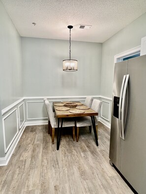 Dining - Cozy 3bd/2bh at Barefoot Resort & Golf ⛳️ 🏝 ☀️ 5 min to beach! (North Myrtle Beach)