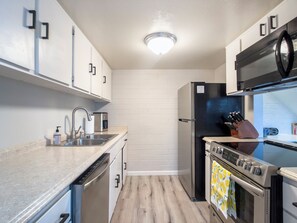 Refrigerador, microondas, horno y parrilla de estufa
