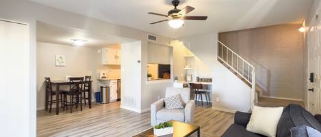 Smart-TV, DVD-Player, Bücher