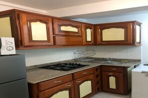 Réfrigérateur, micro-ondes, plaque de cuisson, cafetiÚre/bouilloire