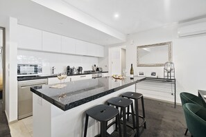 Private kitchen - CENTRAL LOCATION - CONTEMPORARY 2 BEDROOM APTM (Queenstown)
