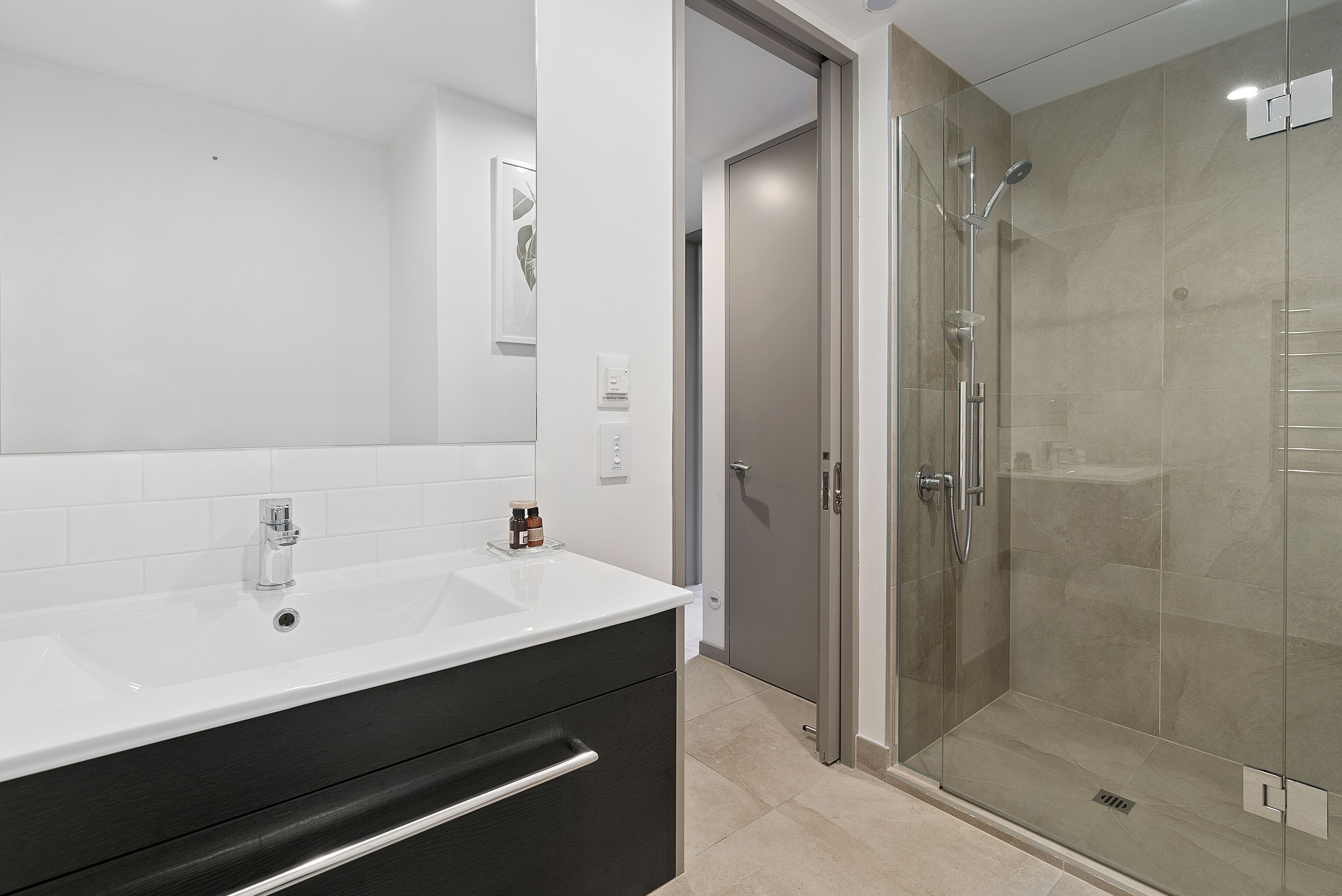 Appartement | Badkamer | Een douche, gratis toiletartikelen, een haardroger, handdoeken
