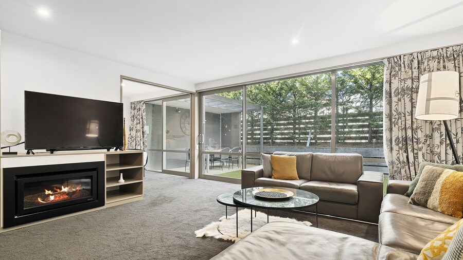 CENTRAL LOCATION - CONTEMPORARY 2 BEDROOM APTM