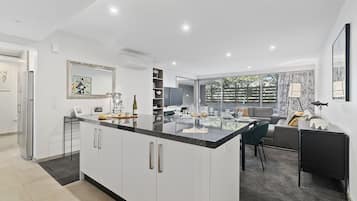 Appartement | Cuisine privée | Grand réfrigérateur, micro-ondes, four, plaque de cuisson