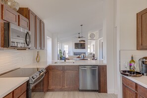 Fridge, microwave, oven, stovetop - Scottsdale Resort Getaway!! Newly Renovated!! (Scottsdale)