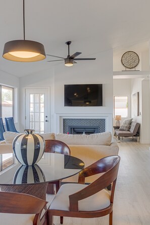 Interior - Scottsdale Resort Getaway!! Newly Renovated!! (Scottsdale)