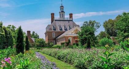 Quiet Villa with Bowling Alley, Pools, +Mini Golf