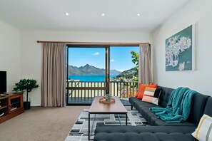 Living area - TOWN CENTRE LOCATION WITH STUNNING VIEW - UNIT 1 (Queenstown)