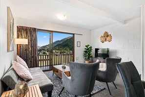 Apartment | Living area | Smart TV, Netflix, streaming services - TOWN CENTRE LOCATION WITH STUNNING VIEW - UNIT 8 (Queenstown)