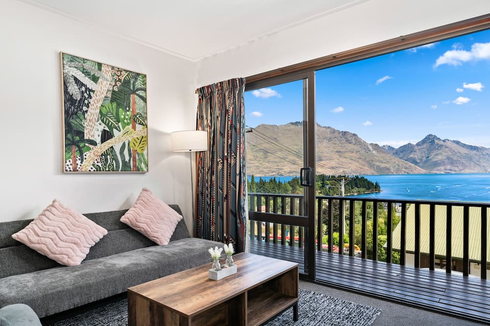 TOWN CENTRE LOCATION WITH STUNNING VIEW - UNIT 8
