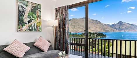 Appartement | Privékeuken | Een koelkast met diepvriezer, een microgolfoven, een oven, een kookplaat