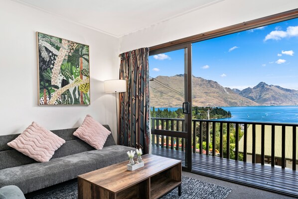 Apartment | Private kitchen | Full-sized fridge, microwave, oven, stovetop - TOWN CENTRE LOCATION WITH STUNNING VIEW - UNIT 8 (Queenstown)