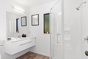 Apartment | Bathroom | Shower, free toiletries, hair dryer, towels