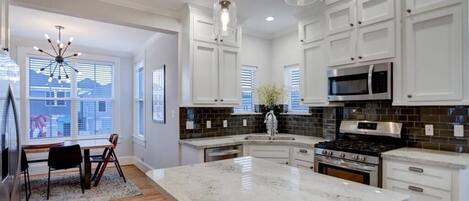 Réfrigérateur, four à micro-ondes, un four, surface de cuisson